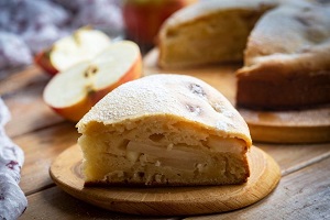 Заливной пирог на ряженке в духовке с яблоками