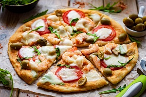 Пицца с оливками и креветками