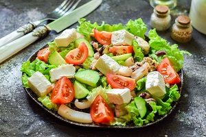 Салат с морепродуктами и сыром