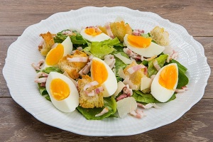 Салат с беконом и яйцом