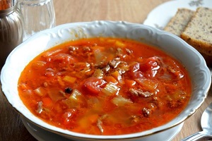 Суп с говяжьим фаршем и консервированными помидорами