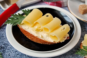 Бутерброды с маслом и сыром