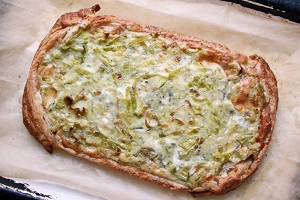 Открытый пирог с луком-пореем и сыром горгонзола