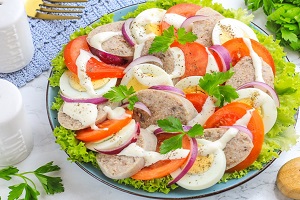 Салат с ливерной колбасой