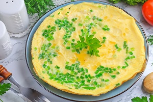 Омлет с зеленым луком на сковороде