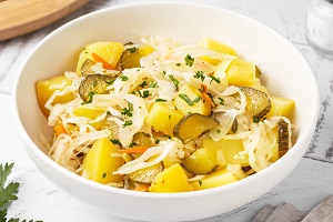 Салат из квашеной капусты с картошкой и огурцами