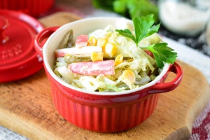 Крабовый салат с соленым огурцом