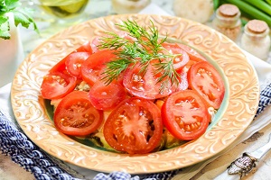 Салат Красная шапочка с помидорами