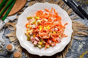 Салат с ветчиной морковью и кукурузой
