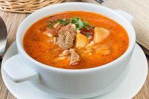Томатный суп со свининой
