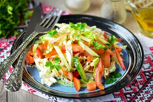 Овощной салат с пекинской капустой