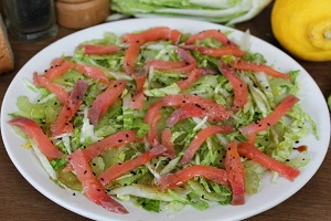 Салат с красной рыбой и пекинской капустой