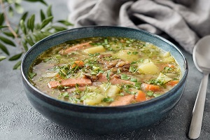 Чечевичный суп с колбасой