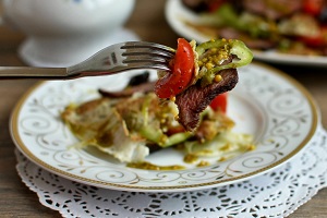 Салат с зеленым омлетом и говядиной гриль
