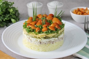 Слоеный салат Лесная поляна с маринованными опятами