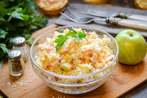 Крабовый салат с рисом и яблоком