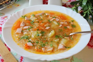Рисовый суп с колбасой