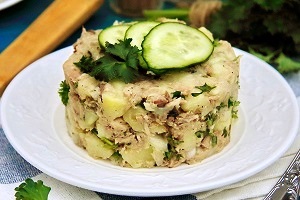 Рыбный салат из консервов с картошкой