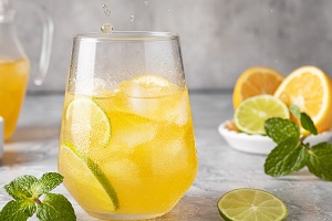 Холодный чай с лаймом и лимоном