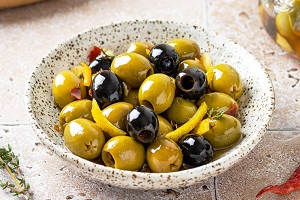 Острые оливки с лимоном