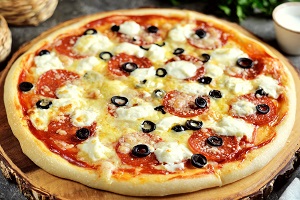 Пикантная пицца с Чоризо и тремя сырами