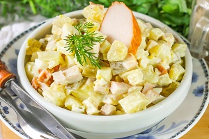 Салат с копченой курицей и картошкой