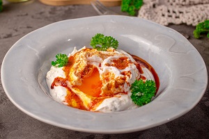 Турецкая яичница Чылбыр с йогуртом