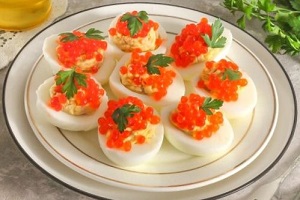 Яйца фаршированные печенью трески с красной икрой