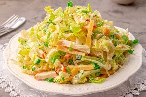 Салат с копченой курицей пекинской капустой и кукурузой