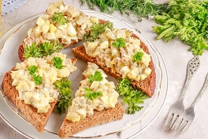 Гренки с тунцом яйцами и маринованными огурцами