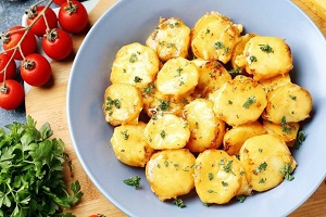 Жареная отварная картошка с сыром