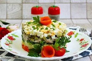 Слоеный салат Оливье с курицей