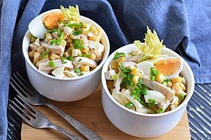 Салат с кальмарами и кукурузой