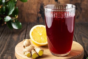 Напиток из каркаде с имбирем и лимоном