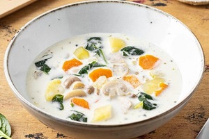 Овощной суп с шампиньонами шпинатом и кокосовым молоком