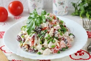 Салат с фасолью курицей и помидорами