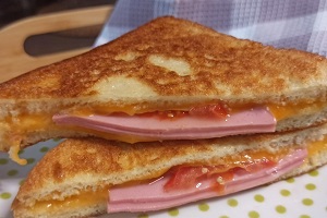 Горячий сырно-колбасный сэндвич