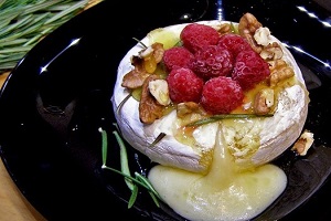 Десерт из запеченного сыра Бри
