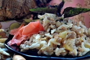 Тайский жареный рис со свининой и базиликом