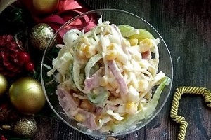Колбасный салат с белокочанной капустой