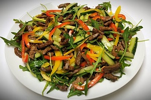 Салат из телятины-гриль с овощами