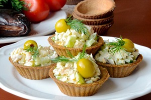 Тарталетки с творожным сыром и салатом